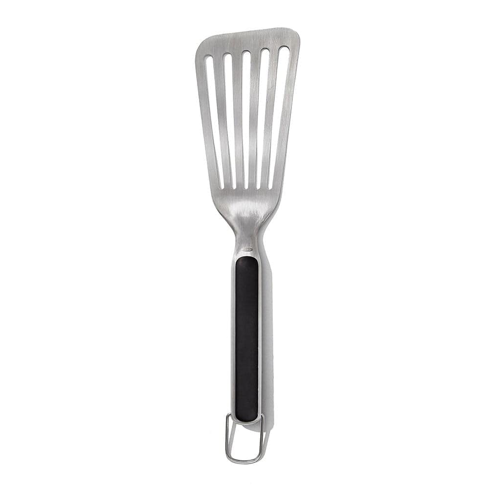 OXO Good Grips Grilling Precision Turner – Flexible Stainless Steel Spatula for BBQ, Burgers, Fish & Meat – Thin Bevelled Edge for Easy Flipping – Non-Slip Handle – Dishwasher Safe