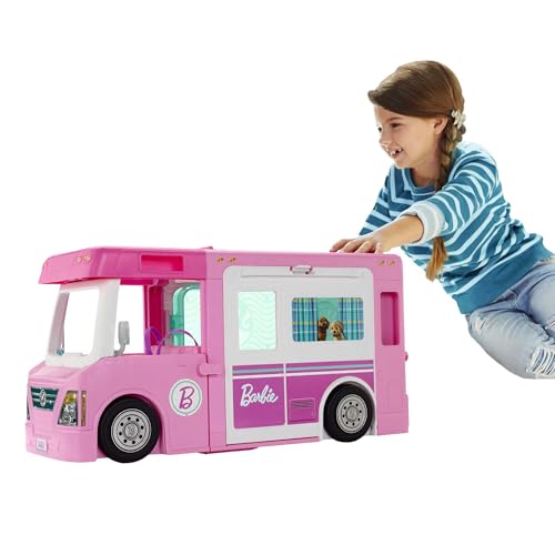Barbie 3-in-1 Super Abenteuer-Camper mit Zubehör, Pool, umbaubarem Truck, Boots, 60 Camping-Zubehörteilen, Puppe, als Geschenk für Kinder ab 3 Jahren geeignet,
