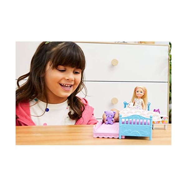 Barbie FXG83 - Club Chelsea Puppe Schlafzimmer Spielset, Puppen Spielzeug und Puppenzubeh?r ab 3 Jahren, Mehrfarbig – Bild 3