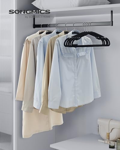 SONGMICS Cabides de Veludo, Pacote com 50 Cabides para Roupas, Antideslizantes, com Entalhes nos Ombros, Barra para Calças, Gancho Giratório 360°, que Economizam Espaço, Preto Tinta BRCRF039B03