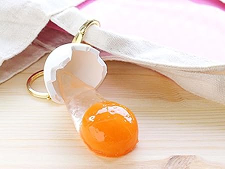 Amazon 食品サンプル キーホルダー 生卵 面白さに誰もがトリコ この瞬間が食品サンプルに おもしろ雑貨 By Designpocket デザインポケット 並行輸入品 アニメ 萌えグッズ 通販