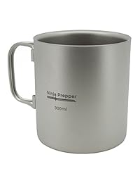 Mizu, la taza de titanio aislada