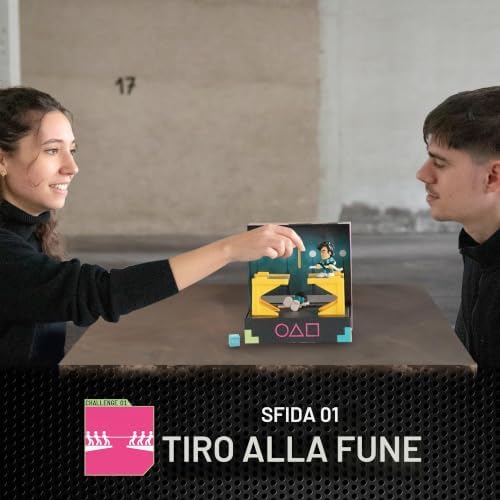 Gioco Sfide Tug of War di Squid Game, Dalla Serie Netflix Squid Game, Sfide da Giocare e da Esporre, Include Mini Set e Figurine, Gioco per Adulti Età +17 Anni