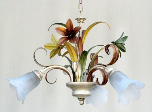 title=Lampadario giglio 3 luci in ferro con foglie decoro fiorentino; paralume vetro a
