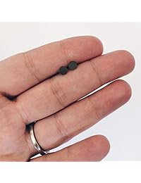 Pendientes redondos minimalistas de plata de ley con diseño de lunares