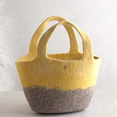 Amazon Co Jp キルギスのフェルトバッグ Sサイズ Kyrgyzstan Felt Bag Natural Dyeing草木染め ナチュラルカラー グレー たまねぎで染めたやさしい淡黄色 踊り子のペトログリフ Dancer ホーム キッチン