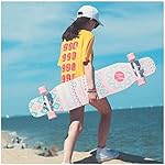 Fille avec un longboard enfant