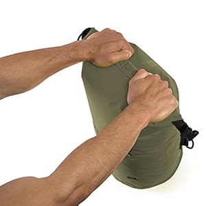 Earth Pak – Wasserdichter Packsack mit Schultergurt und wasserfester Handyhülle – Ideale Rolltop Tasche beim Kajak Fahren, Wandern, Camping, Angeln, Bootfahren und Rafting (Waldgrün, 20L) 16 Schnorchelmasken 41GS7gUZueL. SS300 ZUVERLÄSSIGER UND WASSERDICHTER SCHUTZ: Wir von Earth Pak sind der festen Überzeugung, dass unsere wasserdichten Dry Bags die Besten sind, die Sie erwerben können. Unser wasserdichter Trockensack ist für eine lange Lebensdauer ausgelegt und bietet selbst für die anspruchsvollsten Bedürfnisse einen wasserdichten Schutz, um Ihre Ausrüstung bei Ihrem nächsten Outdoor Survival Abenteuer optimal zu schützen!
PRAKTISCHER TRAGEGURT: Unsere 10L & 20L Waterproof Bags werden mit einem 60 - 105 cm langen Gurt geliefert. Unsere 30L, 40L & 55L Travel Bags sind mit Schultergurten im Rucksackformat ausgestattet, die dank dem Brustgurt für zusätzliche Stabilität sorgen. Unser neuer 55L wasserfester Drybag ist außerdem mit einem strapazierfähigen Hüftgurt ausgestattet, der zusätzlichen Druck abbaut und dabei hilft, Ihre Traglast zu stützen!
IPX8 WASSERDICHTE HANDYHÜLLE: Zusätzlich erhalten Sie unsere IPX8 zertifizierte und wasserdichte Unterwasser Handy Hülle für einen robusten Handyschutz, ideal für nasses oder unvorhersehbares Wetter. Die Handy Wasserschutzhülle verfügt über einen sehr einfachen Schnapp- und Verriegelungsverschluss mit beidseitig transparenten Sichtfenstern, die es Ihnen ermöglichen, bequem Fotos aufzunehmen. Geeignet für Smartphones bis zu einer Größe von 6,5 Zoll.