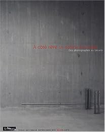 À côté rêve un sphinx accroupi