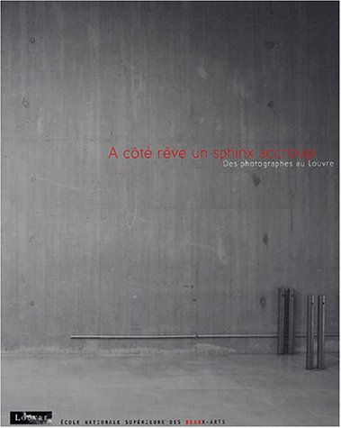 À côté rêve un sphinx accroupi