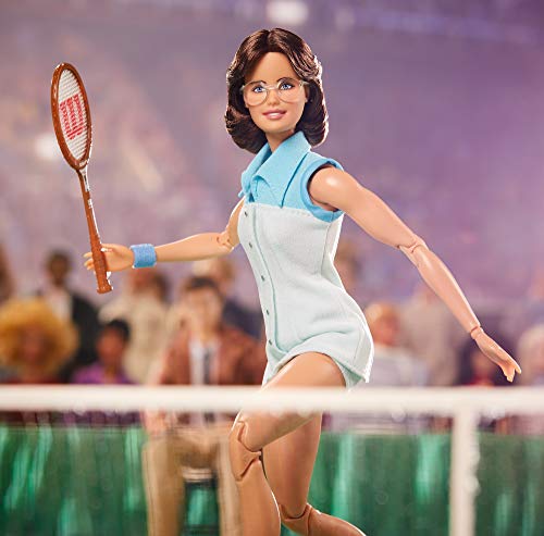 Barbie GHT85 - Sammelpuppe Billie Jean King aus der Inspiring Women-Serie, ca. 30cm, mit Tenniskleid und Accessoires, inklusive Puppenständer und Echtheitszertifikat – Bild 4