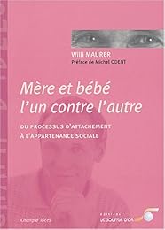 Mère et bébé l'un contre l'autre