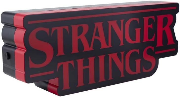 Stranger Things geformt Logo Licht, 30 cm (11,8") breet Wand- oder Stehlamp mat USB- oder Batteriekraaft, Phasë- & Pulsmodi, offiziell lizenzéiert Netflix Merchandise
