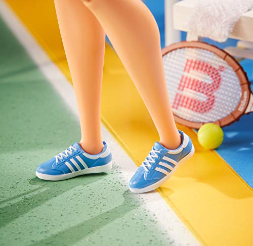 Barbie GHT85 - Sammelpuppe Billie Jean King aus der Inspiring Women-Serie, ca. 30cm, mit Tenniskleid und Accessoires, inklusive Puppenständer und Echtheitszertifikat – Bild 6