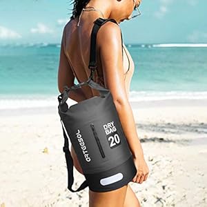 Schnorchelmasken 41IVeX%2B4iLL. SS300 Mode und Praktisch - Die wasserdichte Tasche ist ist die neueste Version auf dem Markt. Spezielle Verbundmaterialien, schlank und leicht, aber robust und langlebig. Neueste Heißpresstechnologie für mehr Ausdauer. Verweigern undicht, Müll brechen. Machen Sie es zu Ihrem, sparen Sie Geld und genießen Sie Bootfahren, Schwimmen und Kajakfahren, ohne sich jemals wieder um Ihr Hab und Gut zu sorgen! Der Arteesol wasserfester Beutel ist das ideale Zubehör für Ihr nächstes Abenteuer.
Super Design das weiche wasserdicht PVC Material, klare Mode -Textur, mit einfachem Styling. Egal wo du bist, es ist eine besser Wahl für dich, dein edles Temperament zu enthüllen. Gehen Sie niemals aus der Mode. Verstellbare doppelte Schulterriemen und Langer Tragegurte für vielseitige Tragemöglichkeiten.
Größe und Farbe - Zur Auswahl stehen 4 Farben und folgende Größen: 5l 10l 20l 30l; und 4 verschiedene Farben schwarz grau orange und gelb je nach Bedarf für kleine oder große Reisen geeignet oder einfach wenn Du mit dem Fahrrad oder BOOT zur Reisen fährst, schützt die wasserfeste Tasche Deine Wertsachen vor Nässe, Staub, Schnee und Schmutz.