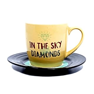 Lyrical Mug – Ensemble-cadeau de Tasse et Soucoupe Céramique avec paroles de chanson « Diamants » – John Lennon & Paul McCartney – Autorisé par SONY / ATV – thumbs up! – 1001703 - Les Beatles, Paul McCartney, John Lennon, RIngo Starr, George Harrison