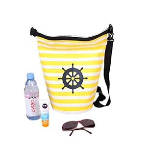 XENOBAG Dry Bag 8l / Wasserfeste Tasche/Strand Rucksack mit maritimem Muster/wasserdichter Beutel (drybag) mit verstellbarem Schultergurt (8 Liter, weiß/gelb Steuerrad) 4 Schnorchelmasken 41Ieg%2Bf3LvL. SS300 NIMM MIT, WAS DIR WICHTIG IST & HALTE ES TROCKEN UND GESCHÜTZT - Wasserdichte Packtasche ideal zur sicheren Aufbewahrung von u.a. Smartphone und Wertsachen z.B. beim Wassersport.
GRATIS HANDTUCH INKLUSIVE - Wasserfeste Badetasche als prima Begleiter am Strand bzw. auf Boot, SUP Board, Kajak, Kanu oder Yacht | mit abnehmbarem Gurt und kl. Handtuch (30cm x 40cm) als Geschenk.
DIE IDEALE GRÖSSE - Maße des unverschl. Beutels aus Lkw-Plane ca. 32cm breit u ca. 38cm hoch | BodenØ ca. 20cm | Gurt max. 100cm | Volumen des geschl. wasserfesten Beutels ca. 8 Liter.