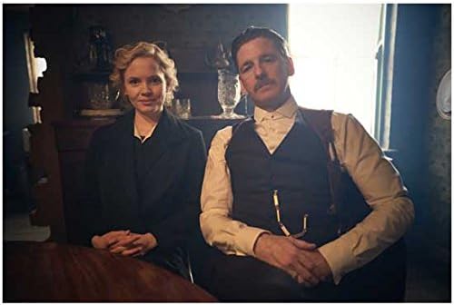 Amazon Com Peaky Blinders Kate Phillips As Linda Shelby And Paul Anderson As Arthur Shelby Sitting Together 8 X 10 Inch Photo Entertainment Collectibles