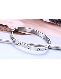 Pulsera de acero de titanio con cristales de Swarovski inspirados en el diseñador