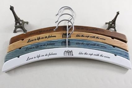 Amazon アンティーク風 オシャレに お洋服を 掛けられる かわいい 木製 ハンガー 4色セット 英字と 外国の建物風の イラストが キュート インテリア