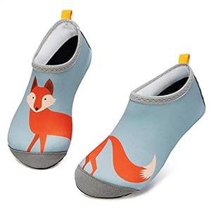 Schnorchelmasken 41MVyVhkcBL. SS300 Obermaterial: Polyester + Elasthan. Das Antikollision Zehenkappe Design reduziert Verletzungen durch Kollisionen. Besserer Schutz für Kinder füße.
Innenmaterial: Das Kinder Badeschuhe aus hochelastischem Stoff mit guter Atmungsaktivität und schneller Trocknung und hohem Tragekomfort ohne Verformungen.
Sohle: Gummi. Die weiche Gummisohle ist verschleißfest und rutschfest und schützt die Füße vor Verletzungen durch scharfe Gegenstände.