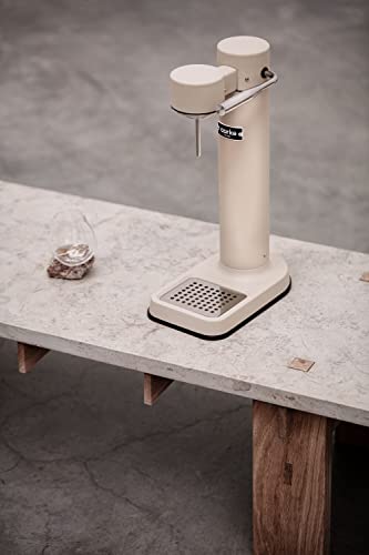 Aarke Carbonator 3, Wassersprudler aus Edelstahl im modernen Sand Finish mit BPA-freier 1L PET-Flasche, Sprudelwasserbereiter für Leitungswasser, kompatibel mit 60L CO2-Zylindern thumbnail 2