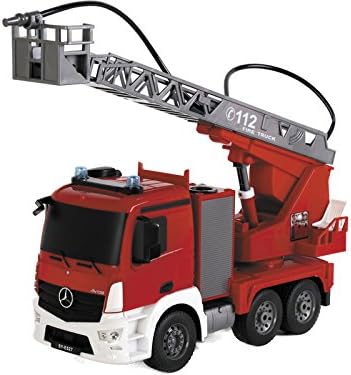 camion de bomberos que tira agua