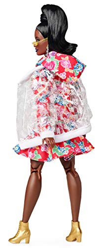 Barbie GHT94 BMR 1959 Streetwear Signature bewegliche Puppe brünett, mit transparenter Bomberjacke und Kapuzenkleid, inkl. Accessoires und Puppenständer – Bild 6
