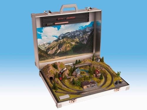 Noch 88311 Serfaus” Briefcase Layout with Rokuhan Tracks, Coloured