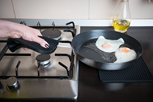 Q's INN Silicone Oven Mitts and Potholders Kitchen Round Trivet Mats | Heat Resistant 450°F | Oven Mitt Non-Slip Textured Grip Pot Holders Set of 2 Gloves and 2 trivets - Black
