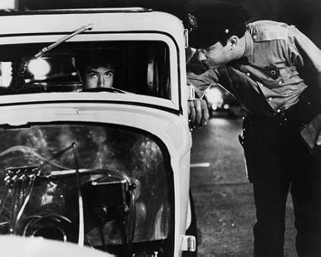 Amazon デュースクーペでアメリカン グラフィティでのポール ル マットは警官11x14 Hdアルミウォールアートで路肩に停車しました アートフレーム ポスター オンライン通販