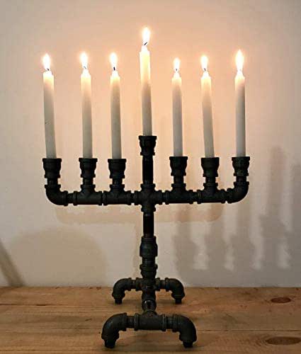 Candelabro modelo Menorá. De estilo industrial es ensamblando a mano