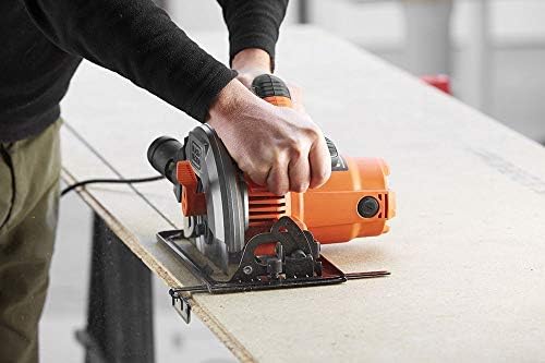 Sierra Circular 1500W, velocidad 5.500 rpm, diámetro de disco 190mm, corte a bisel 0-45°, Incluye guía lateral para corte recto y llave hexagonal, CS1550