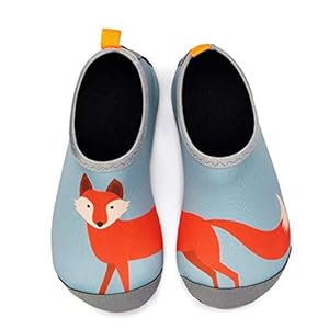 Schnorchelmasken 41QkHqrQCsL. SS300 Obermaterial: Polyester + Elasthan. Das Antikollision Zehenkappe Design reduziert Verletzungen durch Kollisionen. Besserer Schutz für Kinder füße.
Innenmaterial: Das Kinder Badeschuhe aus hochelastischem Stoff mit guter Atmungsaktivität und schneller Trocknung und hohem Tragekomfort ohne Verformungen.
Sohle: Gummi. Die weiche Gummisohle ist verschleißfest und rutschfest und schützt die Füße vor Verletzungen durch scharfe Gegenstände.