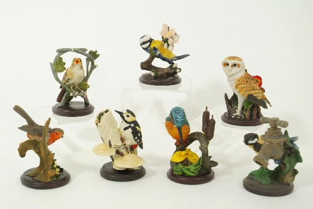 GW Collectable Bird Figurine on Plinth (Black & White with Tap), Multicoloured, One Size