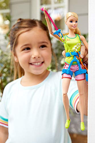 Barbie GJL75 - Olympische Sommerspiele Tokyo 2020 Kletterin Puppe mit Outfit, Tokyo 2020-Jacke, Medaille, Klettergurt und Karabinerhaken, Spielzeug für Kinder ab 3 Jahren – Bild 3