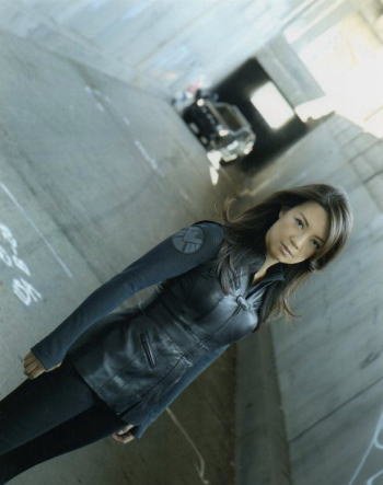 ブロマイド写真 海外ドラマ エージェント オブ シールド 坂の上に立つメリンダ メイ ミン ナ ウェン ノーブランド品 の買取価格 相場 高価買取なら買取一括比較のウリドキ