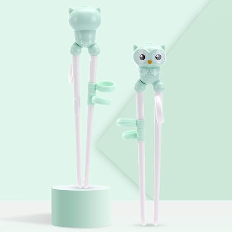 Amazon Co Jp Wuuod 1ペア赤ちゃん お箸のトレーニング 矯正箸 ベビートレーニング箸 練習箸 動物漫画 子供学習箸 きちんと箸 右手用 リングに指を入れるだけ 調整可能 取り外し可能 18 3 5cm グリーン ホーム キッチン
