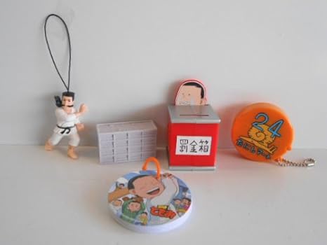 Amazon 団地ともお 子供だまし だっていいじゃない グッズ 5種 大佐全5種 1 スポーツ大佐ストラップ 2 団地型消し カプセル玩具 おもちゃ