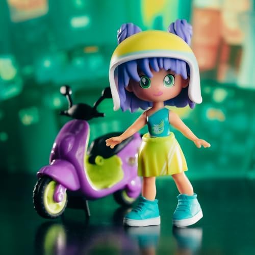 Moto Girl, Figura Articulada de Brazos y Piernas, Set de Chica Top con su Moto, Incluyen Casco y Gafas, Ropa y Zapatos Intercambiables, Doble Cara y Decoración, +4 años, Famosa (PNN03000)