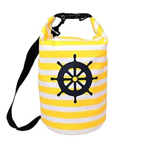 XENOBAG Dry Bag 8l / Wasserfeste Tasche/Strand Rucksack mit maritimem Muster/wasserdichter Beutel (drybag) mit verstellbarem Schultergurt (8 Liter, weiß/gelb Steuerrad) 1 Schnorchelmasken 41TrMX0nS L. SS300 NIMM MIT, WAS DIR WICHTIG IST & HALTE ES TROCKEN UND GESCHÜTZT - Wasserdichte Packtasche ideal zur sicheren Aufbewahrung von u.a. Smartphone und Wertsachen z.B. beim Wassersport.
GRATIS HANDTUCH INKLUSIVE - Wasserfeste Badetasche als prima Begleiter am Strand bzw. auf Boot, SUP Board, Kajak, Kanu oder Yacht | mit abnehmbarem Gurt und kl. Handtuch (30cm x 40cm) als Geschenk.
DIE IDEALE GRÖSSE - Maße des unverschl. Beutels aus Lkw-Plane ca. 32cm breit u ca. 38cm hoch | BodenØ ca. 20cm | Gurt max. 100cm | Volumen des geschl. wasserfesten Beutels ca. 8 Liter.