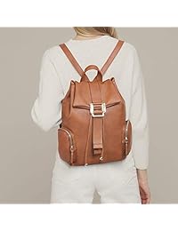 Mochila de piel sintética con cierre de cordón.