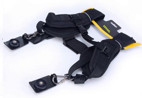 KENGEL Doppelschulter Doppel-Kameragurt, während die beiden Kameras eine Stativbasis haben. – Bild 3