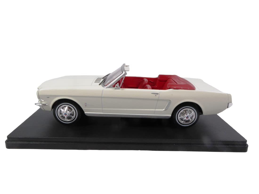 OPO 10 - Miniature car reproduced in 1/24 scale compatible for Ford Mustang convertible 1965 - M002