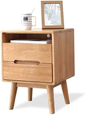 بجانب السرير طاولات خشبية صلبة طاولة