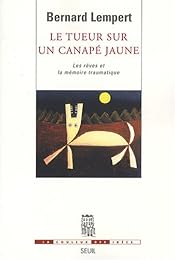 Le  tueur sur un canapé jaune