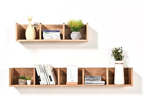 El rack de pared flotante en las estanterías de madera maciza