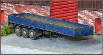Knightwing Model Railway 3 Axle Flatbed Truck Trailer with Planked Sides - OO Gauge Plastic Kit