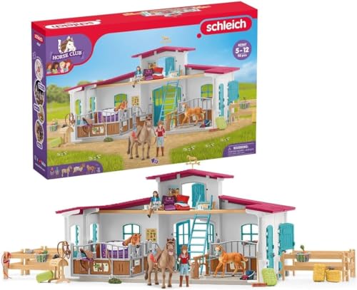 SCHLEICH HORSE CLUB | Maneggio 42567 | Scuderia con Hannah, Lisa, 3 cavalli e numerosi accessori | Regalo per bambine e bambini | Giocattolo cavalli da 5 anni | Set da 115 pezzi