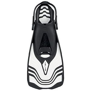 Schnorchelmasken 41XEu18ObFL. SS300 Kurze Flossen eignen sich perfekt zum Schnorcheln im Meer und zum Schwimmen im Schwimmbad; sie sind flexibel und stark, so dass aus jedem Flossenschlag das Beste herausgeholt werden kann.
Offenes und ergonomisch gestaltetes Fußteil aus weichem Gummi, das die Fußzehen gut aufnimmt. Der Riemen lässt sich in 6 Positionen verstellen und hat eine verstärkter Ferse, so dass die Flosse fest am Fuß sitzt und man beim Vorschub nicht das Gefühl hat, den Schub zu verlieren.
Die Kurzschaufel der Schwimmflossen Seac Vela OH ist mit Rillen versehen, die den Wasserabfluss verbessern, sowie mit Sicherheits-Gummikanten gegen Stöße